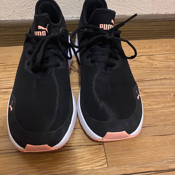 Woman’s Pumas - Picture 4 of 5